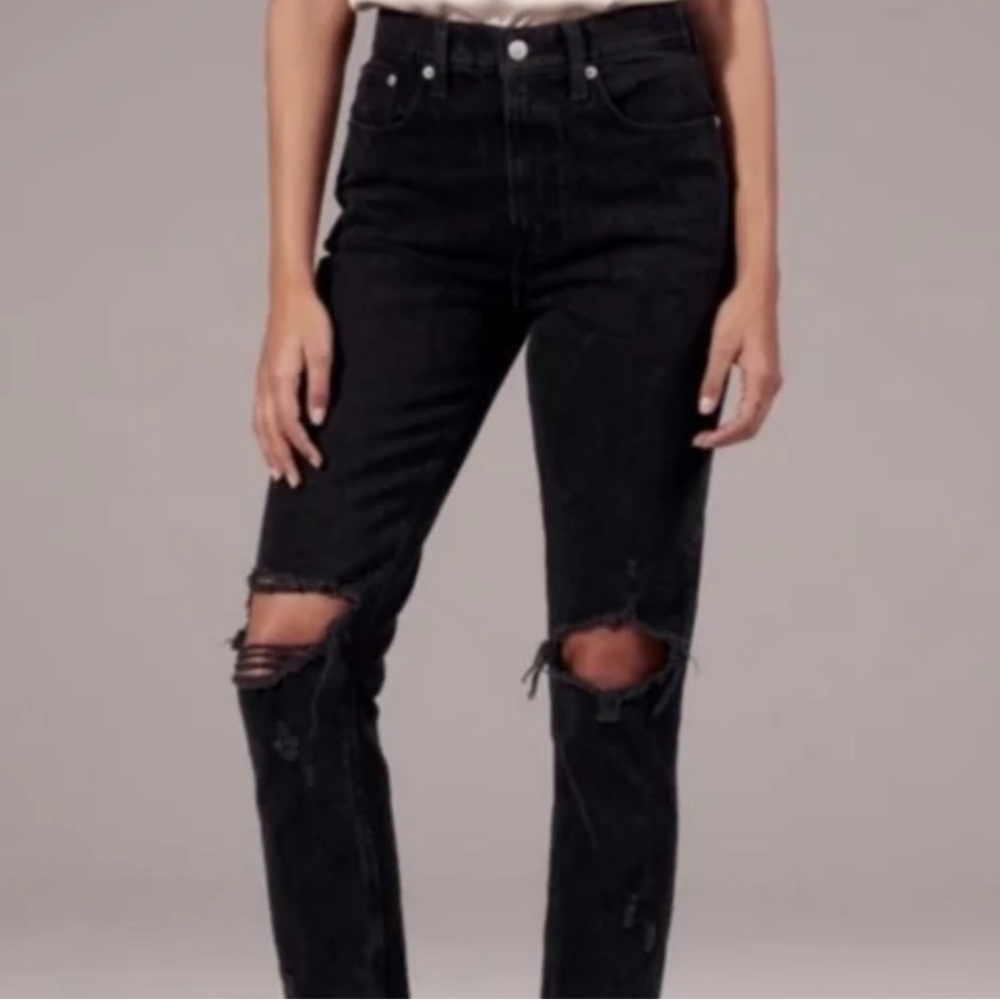 SO juniors high rise black mom jeans knee rip 🖤 stretchy and soft